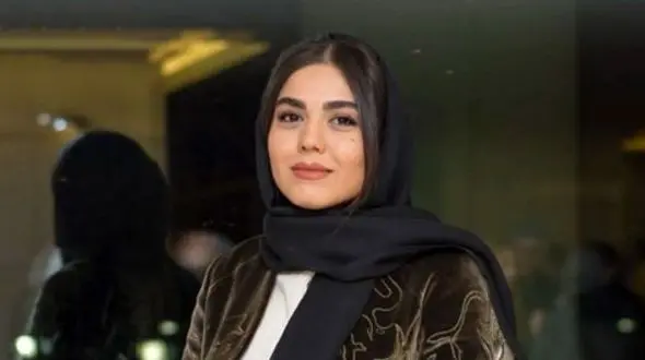 عکس جذاب آزاده زارعی، بازیگر سریال آوای باران با برج ساعت لندن 