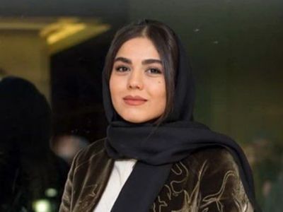 عکس جذاب آزاده زارعی، بازیگر سریال آوای باران با برج ساعت لندن 