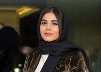 عکس جذاب آزاده زارعی، بازیگر سریال آوای باران با برج ساعت لندن 