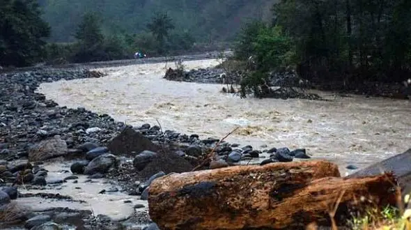 طغیان رودخانه شریفی مسیر تردد بشاگرد به میناب را مسدود کرد