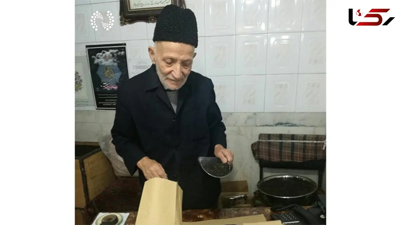 
تصویر قابل تامل از کاسبی خدا ترس در حال وزن کردن کالا +تصویر
