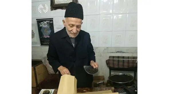 
تصویر قابل تامل از کاسبی خدا ترس در حال وزن کردن کالا +تصویر
