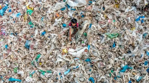 تصویر تلخ  زندگی کودک بنگلادشی در میان زباله ها