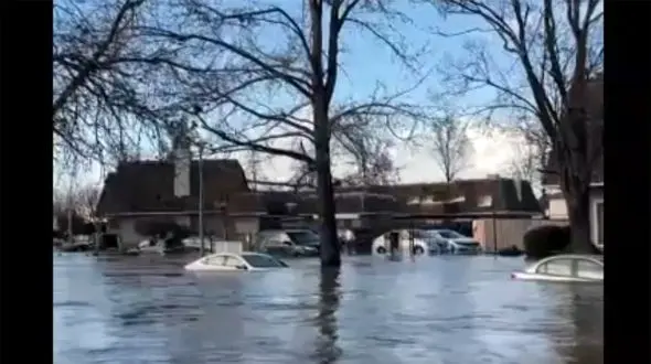 ببینید / بلعیده شدن چند خودرو غول پیکر و خانه‌ها در سیل مرگبار کالیفرنیا + فیلم