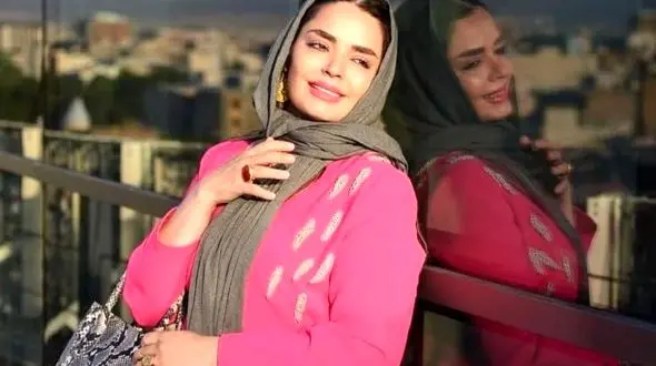 ژست سپیده خداوردی در کنار اسب بزرگش