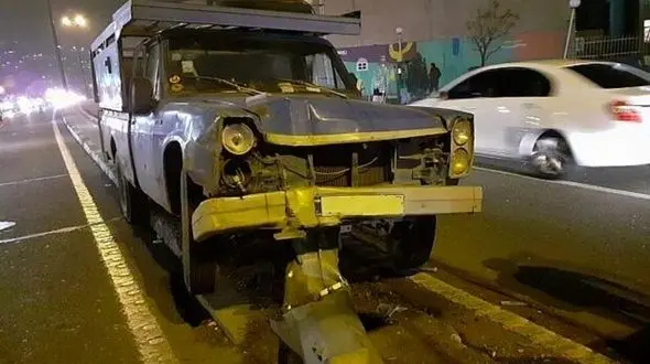 نیسان وانت دکل دوربین کنترل سرعت را از جا کند