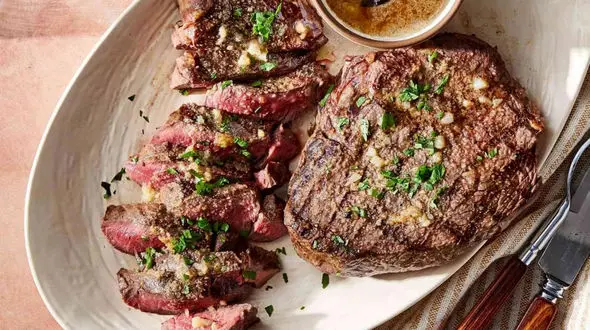 حرکت جنجالی در یک رستوران؛ حمل استیک طلایی با اسکورت مسلح! + فیلم