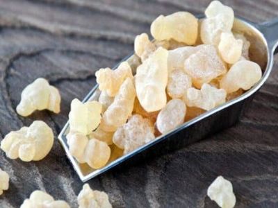 کتیرا و تاثیرات آن بر سلامت معده از دیدگاه طب سنتی