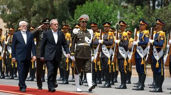 دکتر پزشکیان عازم عمان شد