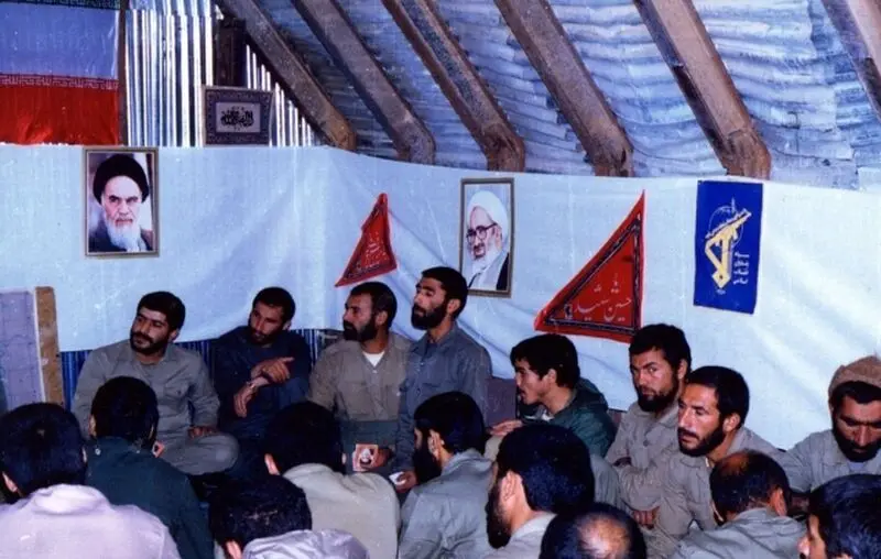عکس/ سردار قاآنی در جوانی و در جلسه فرماندهان در جبهه؛ دهه ۶۰
