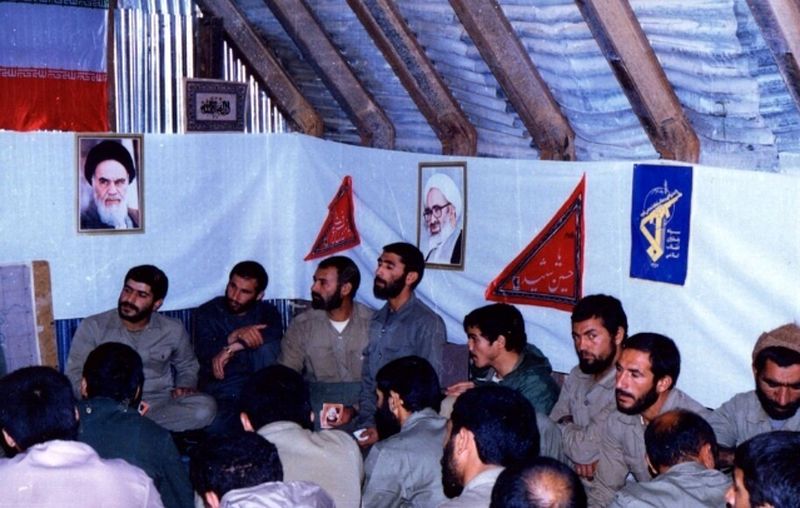 عکس/ سردار قاآنی در جوانی و در جلسه فرماندهان در جبهه؛ دهه ۶۰