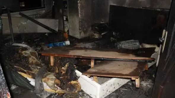 آتش سوزی عجیب در آپارتمان مسکونی!/ از اتاق خواب شعله‌ور شد+تصاویر