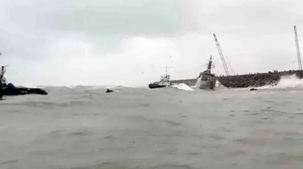 فوری / برخورد ناوشکن جنگی ایران با موج شکن بندر انزلی + فیلم و عکس 