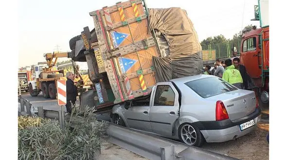 عجیب ترین عکس از یک تصادف وحشتناک / 2 نفر له شدند