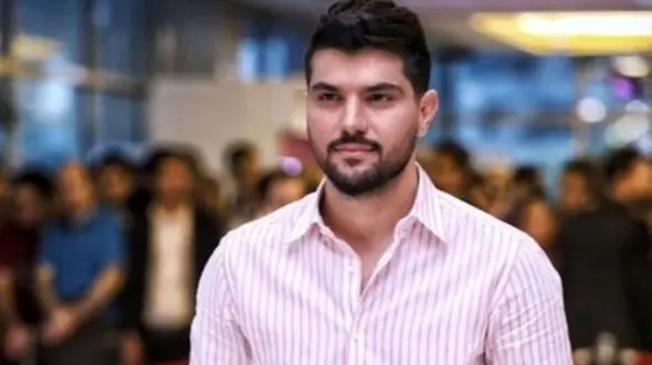 فیلم / راز بزرگ سریال «از یاد رفته» لو رفت / صحنه سینا مهراد در لحظه یافتن خانواده‌‌  اصلی‌اش! /سکانسی که همه را تحت تاثیر قرار داد ! + فیلم