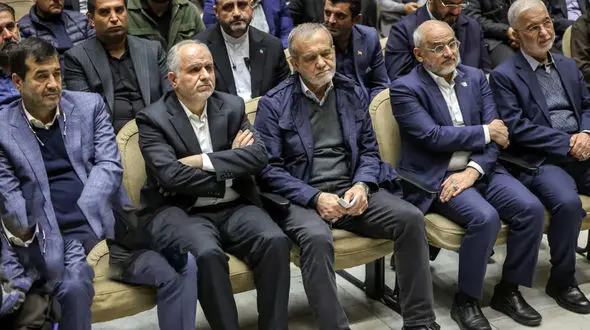 عکس ها / حضور غمبار  پزشکیان در مراسم عزای همسر و دو فرزند معاونش / رئیس جمهور و معاونی که در حادثه رانندگی داغ همسر و فرزند دیدند ...