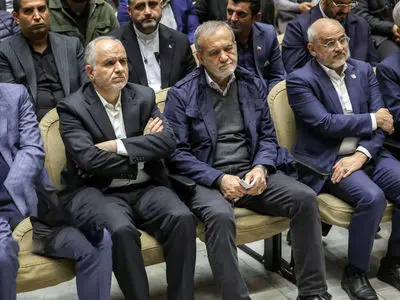 عکس ها / حضور غمبار  پزشکیان در مراسم عزای همسر و دو فرزند معاونش / رئیس جمهور و معاونی که در حادثه رانندگی داغ همسر و فرزند دیدند ...