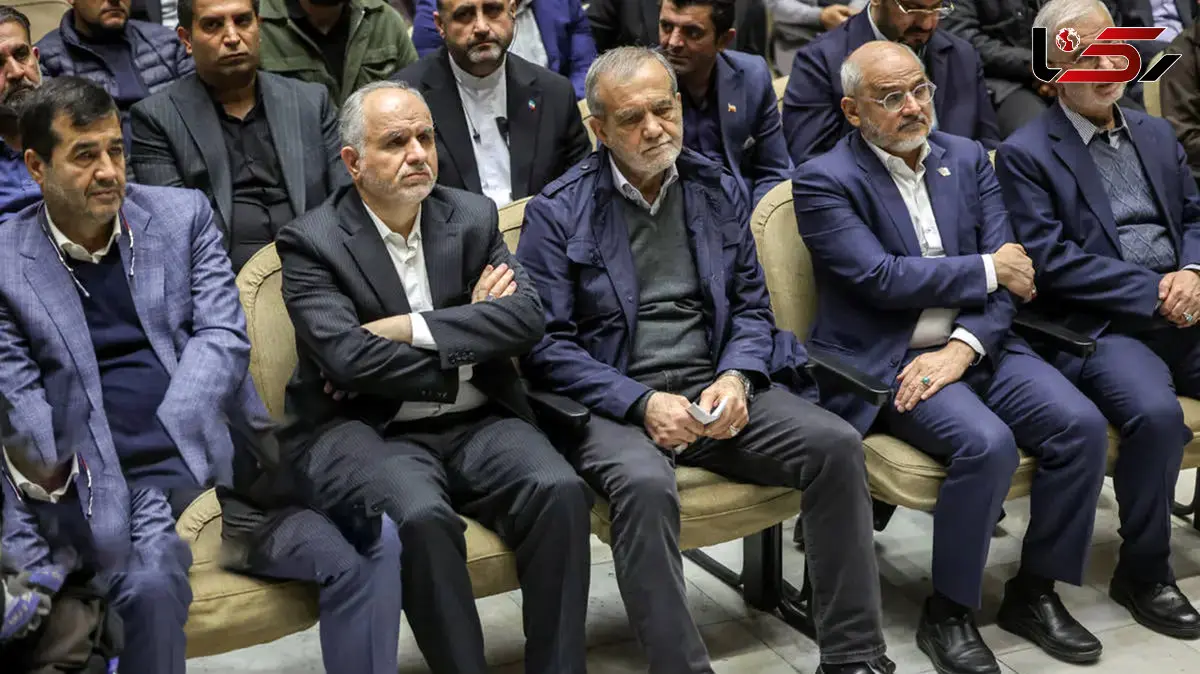 عکس ها / حضور غمبار  پزشکیان در مراسم عزای همسر و دو فرزند معاونش / رئیس جمهور و معاونی که در حادثه رانندگی داغ همسر و فرزند دیدند ...