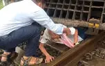 نجات معجزه آسای پیرمرد تنها روی ریل / قطار از روی او  رد شد اما زنده ماند + عکس
