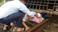 نجات معجزه آسای پیرمرد تنها روی ریل / قطار از روی او  رد شد اما زنده ماند + عکس
