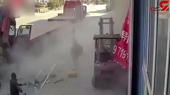 انفجار وحشتناک لاستیک تریلی با این مادر و کودک چه کرد! + فیلم