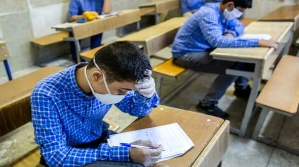 سردرگمی دانش آموزان در میان اختلاف نظرهای وزارت بهداشت و آموزش و پرورش / بالاخره ارائه کارت واکسن کرونا در مدارس الزامی است یا نه؟