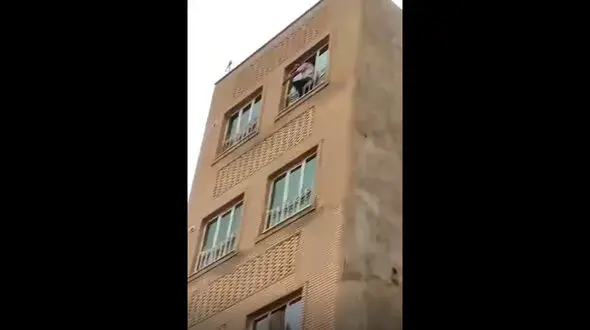 اقدام به خودکشی مرد تهرانی در رباط کریم / آتش نشانان فرشته نجات شدند + فیلم