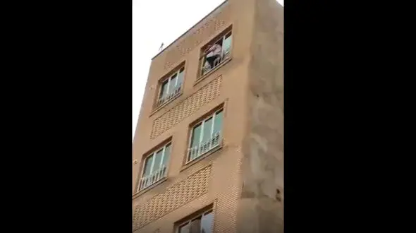 اقدام به خودکشی مرد تهرانی در رباط کریم / آتش نشانان فرشته نجات شدند + فیلم