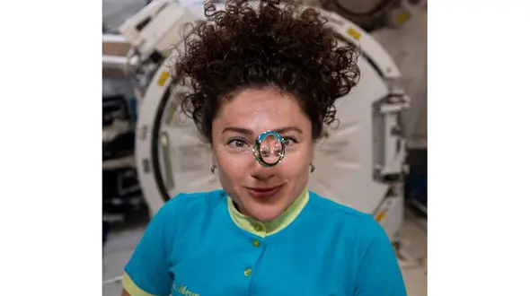 فضانورد ناسا پشت یک قطره آب معلق