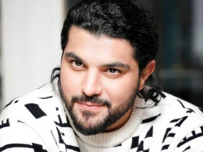 عکس ها / نگاهی به چیدمان عهدبوقی و فوق مجلل خانه سینا مهراددر زعفرانیه تهران/ از حیاط رویایی تا لوستر تایتانیکی و میلمان خوشرنگ / فقط میز تلویزیونش میلیاردیه !