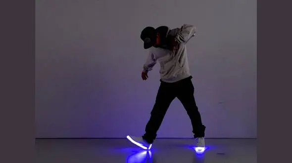 جدیدترین کفش هوشمند نوری و ال ای دی +عکس