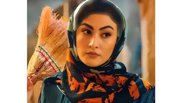 وقتی که مریم مومن میخواد با جارو به جون جواد رضویان و ارسطو بیفتد 