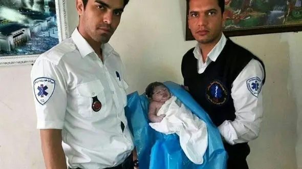 تولد نوزاد عجول در خانه زن مشهدی + عکس 