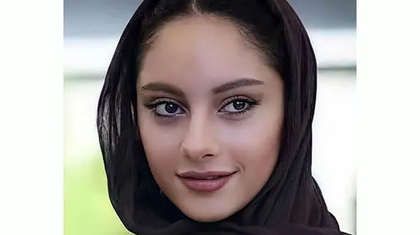 ترلان پروانه هم بله ! /  خانم بازیگر بی روسری در کافه ! + عکس