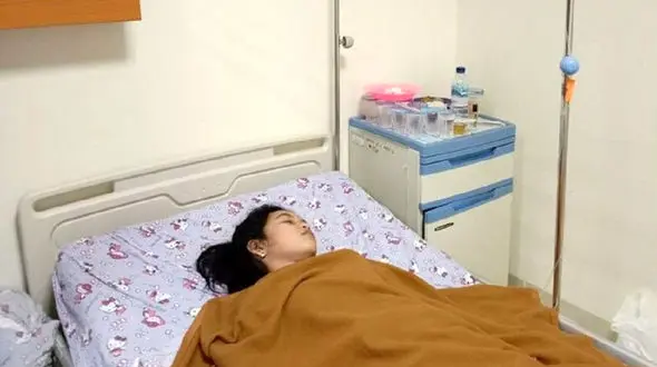 این دختر 17 ساله زیبای خفته واقعی است + فیلم