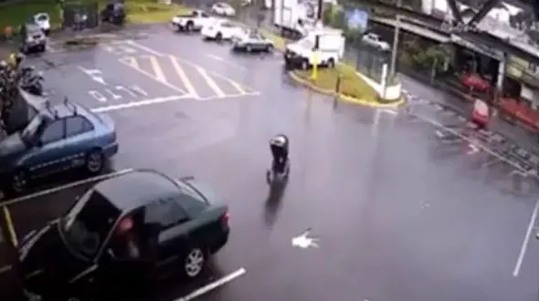 لحظه وحشتناک ورود کالسکه کودک به خیابان پر تردد + فیلم 