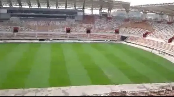 چمن ورزشگاه فولاد تکمیل شد