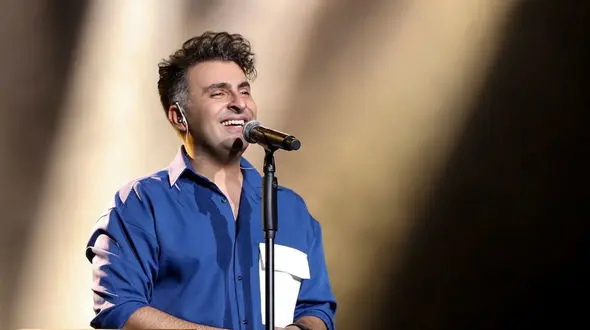  آواز احساسی؛ علیرضا طلیسچی اوج آهنگ یه دریا نریم رو انقدر قشنگ خوند کل سالن منفجر شد+فیلم