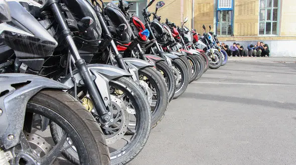 کشف موتورهای لوکس 40 میلیارد تومانی قاچاق در غرب تهران + فیلم