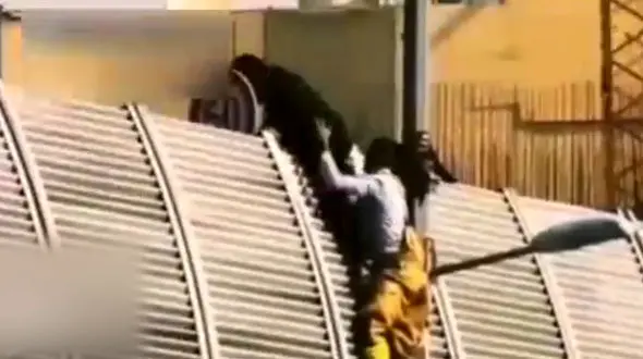 فیلم لحظه خودکشی مرد کرجی از روی پل / تلاش بی وقفه آتش نشانان