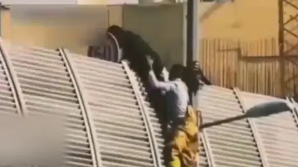 فیلم لحظه خودکشی مرد کرجی از روی پل / تلاش بی وقفه آتش نشانان