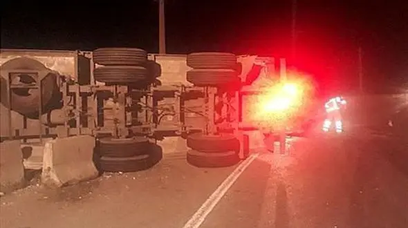  واژگون شدن تریلی یخچال‌دار حامل گوشت + تصاویر 