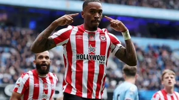 پپ در خانه مقابل یاران قدوس زانو زد