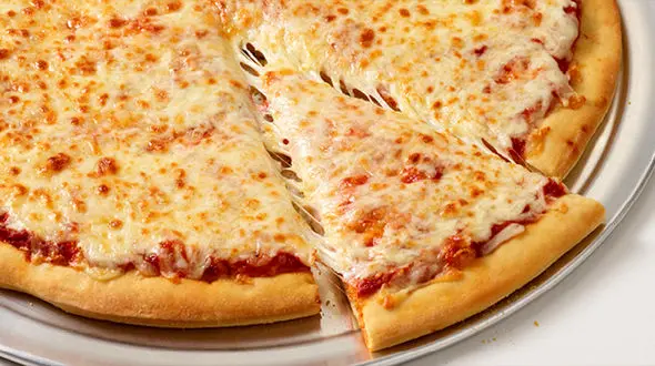 پیتزای پنیر خوشمزه و کم کالری با ریحان خرد شده+دستور تهیه