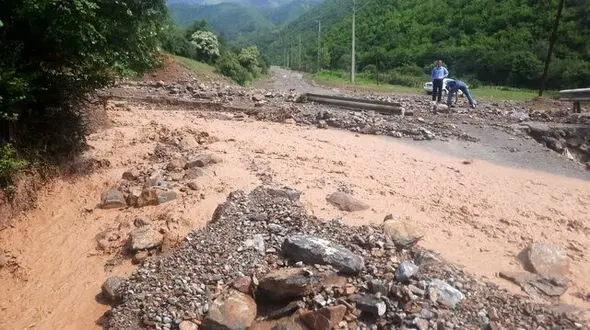 فیلم سیل شدید در شهر روی دوسو / خانه ای با جریان آب از بین رفت