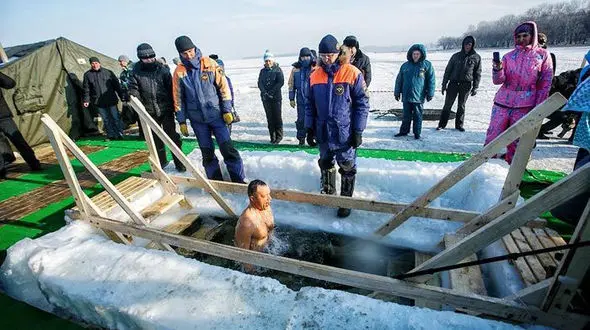 حمام کردن در وسط یخ های روسیه/در دمای منفی 20 درجه در آب فرو می روند+عکس