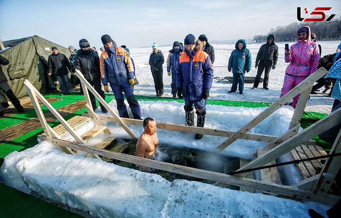 حمام کردن در وسط یخ های روسیه/در دمای منفی 20 درجه در آب فرو می روند+عکس