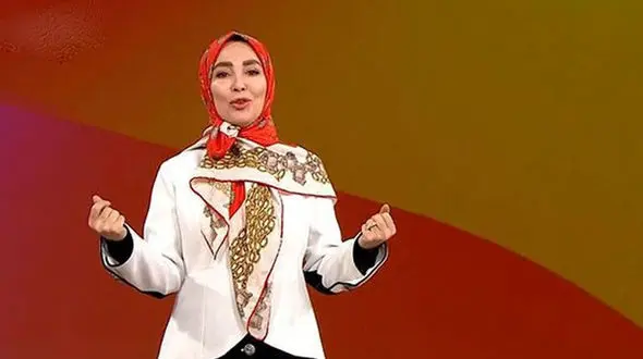 پابرهنه شدن ژیلا صادقی روی آنتن زنده تلویزیون ! / پرحاشیه ترین خانم مجری آن هم جلوی دوربین !