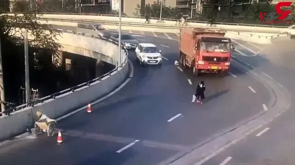 حادثه ای که به خیر گذشت / کامیون از چند سانتی یک پسربچه گذشت + فیلم