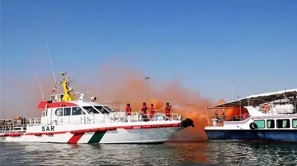 غرق شدن شناور مسافری در جزیره هرمز / خطر مرگ از بیخ گوش مسافران گذشت